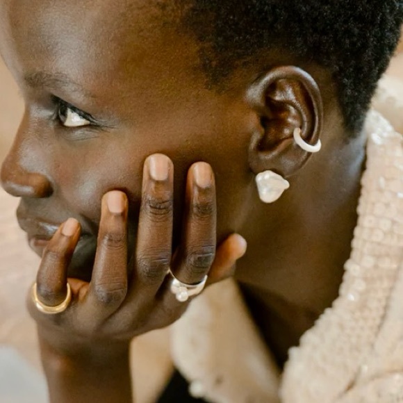 Tarin Thomas Hali mini mother of pearl ear cuff - Picture 3 of 3